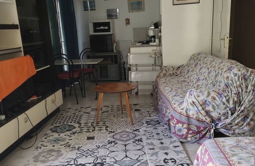 La Begude-de-Mazenc Apartment | air-conditioned studio in the owner's garden in a village,