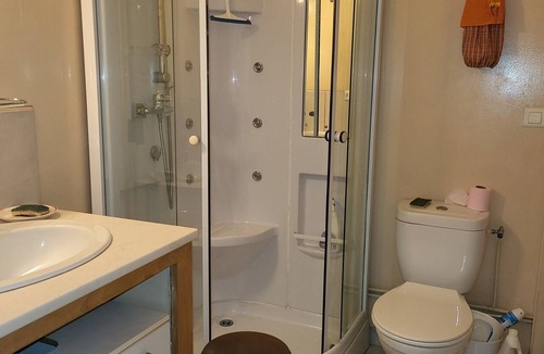 La Begude-de-Mazenc Apartment | air-conditioned studio in the owner's garden in a village,