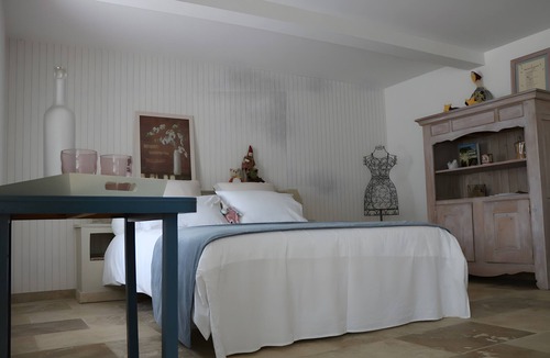 Charols Bed & Breakfast | Air-conditioned “Lavande” Guest Room on Garden Level with Mountain View