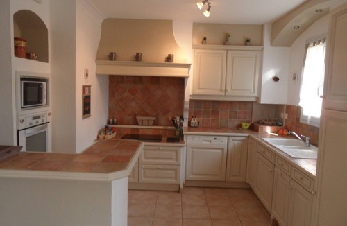 Le Luc House | Air-conditioned Provencal villa with heated pool, spa and master suite.