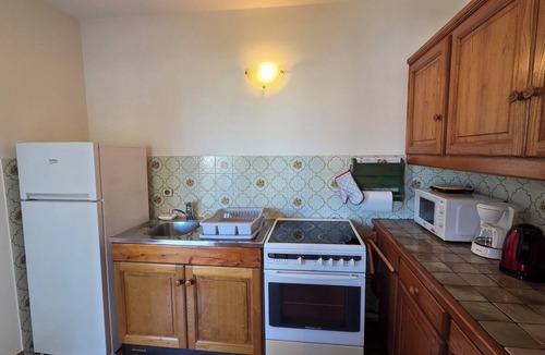 Sainte-Maxime City Centre Apartment | AIR-CONDITIONED STUDIO NEAR SHOPS AND BEACHES PARKING IN RESIDENCE