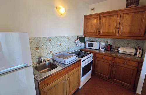 Sainte-Maxime City Centre Apartment | AIR-CONDITIONED STUDIO NEAR SHOPS AND BEACHES PARKING IN RESIDENCE