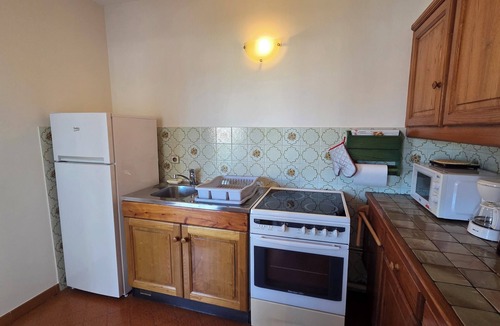 Sainte-Maxime City Centre Apartment | AIR-CONDITIONED STUDIO NEAR SHOPS AND BEACHES PARKING IN RESIDENCE