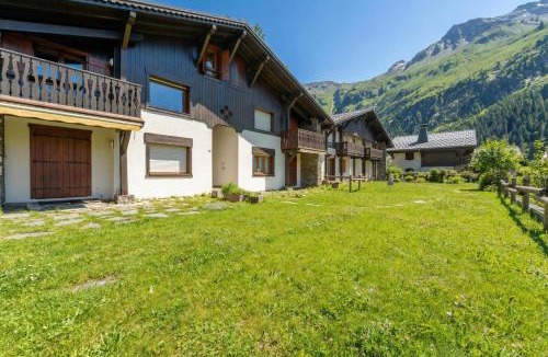 Le Tour Apartment | Alpine Duplex w/Balcony & Fireplace - Happy Rentals