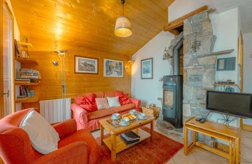 Le Tour Apartment | Alpine Duplex w/Balcony & Fireplace - Happy Rentals