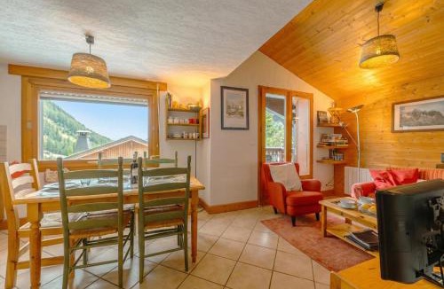 Le Tour Apartment | Alpine Duplex w/Balcony & Fireplace - Happy Rentals