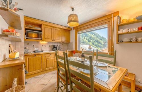Le Tour Apartment | Alpine Duplex w/Balcony & Fireplace - Happy Rentals