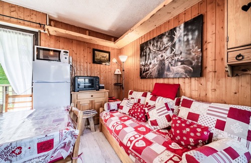 Thollon-les-Memises Apartment | Alpine Escape Apartment, Ski, Lake Geneva View – Private Terrace & Wi-Fi