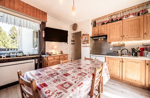 Thollon-les-Memises Apartment | Alpine Escape Apartment, Ski, Lake Geneva View – Private Terrace & Wi-Fi