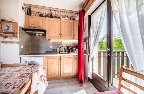 Thollon-les-Memises Apartment | Alpine Escape Apartment, Ski, Lake Geneva View – Private Terrace & Wi-Fi