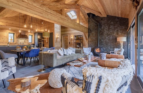 Morillon Ski Chalet | Amazing 7 Bedroom Chalet with Hot Tub, nr Skiing