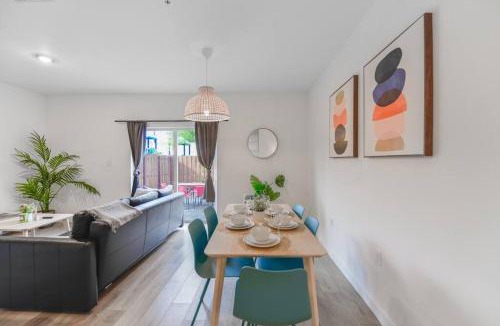 Golden Glades House | Amazing Townhouse 15 minutes from the Beach