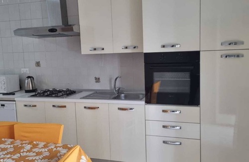 Macerata Campania Apartment | Ampia cucina ben arredata e balconi esterni