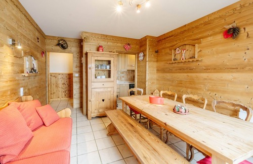 La Toussuire Apartment | Apartment 'Sabot De Vénus' with Mountain Views, Shared Garden & Wi-Fi