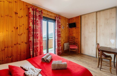 La Toussuire Apartment | Apartment 'Sabot De Vénus' with Mountain Views, Shared Garden & Wi-Fi