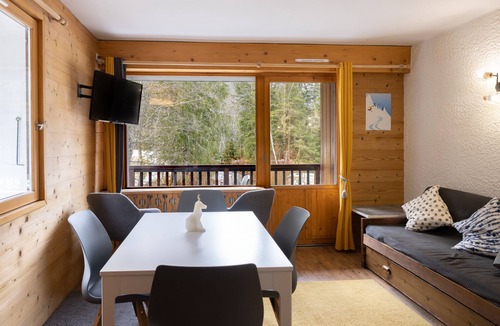 Les Contamines-Montjoie Apartment | Apartment "5 à 6 Personnes" with Mountain View and Shared Pool