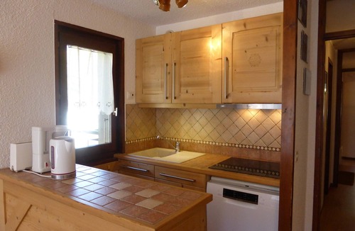 Les Contamines-Montjoie Apartment | Apartment in Contamines-Montjoie for 6 with balcony, pets allowed