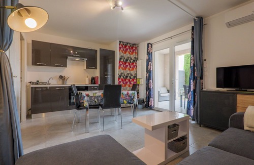 Saint-Martin-d'Ardeche House | Apartment 'Résidence Château Saint Martin' with Balcony, Wi-Fi and Air Conditioning