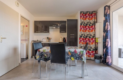 Saint-Martin-d'Ardeche House | Apartment 'Résidence Château Saint Martin' with Balcony, Wi-Fi and Air Conditioning