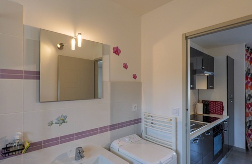 Saint-Martin-d'Ardeche House | Apartment 'Résidence Château Saint Martin' with Balcony, Wi-Fi and Air Conditioning