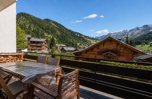 La Clusaz Apartment | Apartment 6-8 pax, ski-in/ski-out, stove, garage