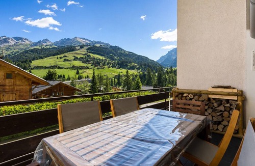 La Clusaz Apartment | Apartment 6-8 pax, ski-in/ski-out, stove, garage