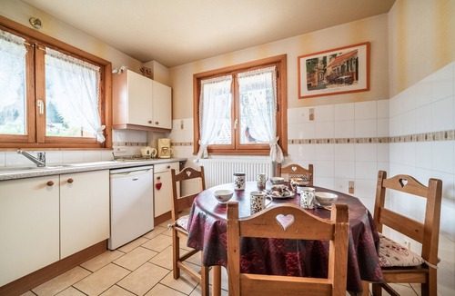 Abondance Apartment | Apartment 'Appartement Chalet - Le Vnipi' with Mountain View, Balcony and Wi-Fi