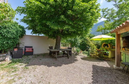 Valderoure Apartment | Apartment 'Authentic and Comfortable' with Shared Garden