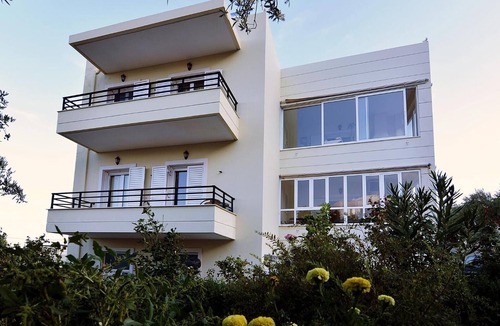 Kato Zakros Apartment | Apartment 'Dimitra Family' with Mountain View, Wi-Fi and Air Conditioning