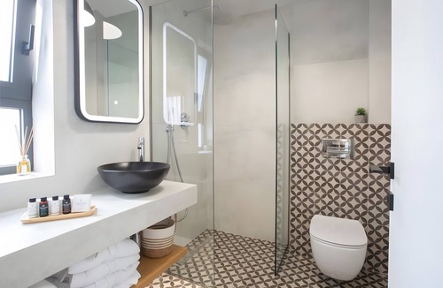 Lefkada Town Apartment | Apartment 'Elfam City Suite A' with Shared Terrace, Wi-Fi and Air Conditioning