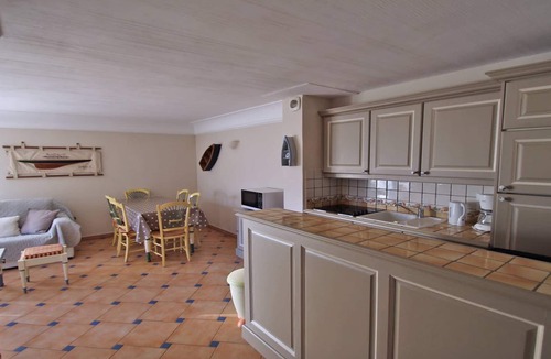 Sainte-Maxime City Centre Apartment | Apartment for 6 people – Swimming pool residence – Air conditioning – WiFi – Sainte.