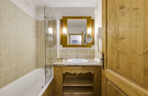 Arc-1950 Villa | Apartment Cabriolet - One Bedroom Villa, Sleeps 4