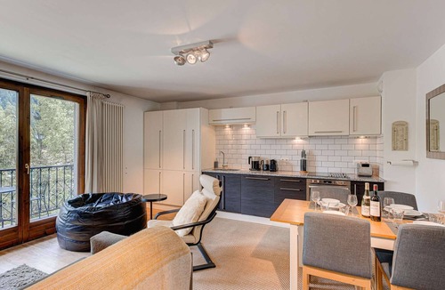 Chamonix City Centre Apartment | Apartment Cosmiques - Alpes Agency - Central Chamonix - Sleeps 4