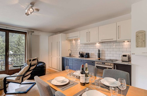 Chamonix City Centre Apartment | Apartment Cosmiques - Alpes Agency - Central Chamonix - Sleeps 4