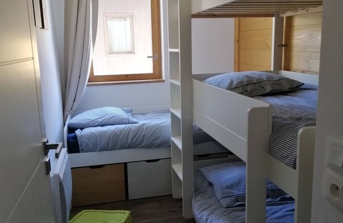 Doucy-Combelouviere House | Apartment in a family station