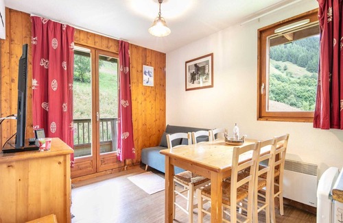 Saint-Sorlin-d'Arves Apartment | Apartment in Saint-Sorlin-d´Arves near ski