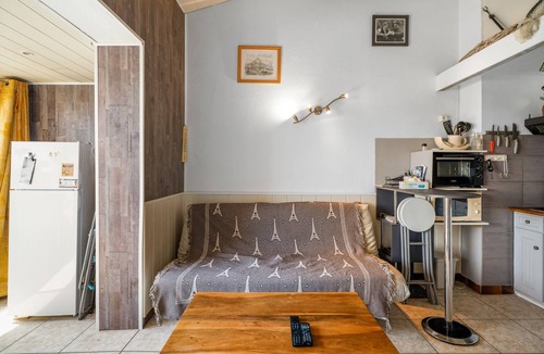 Le Brusc Apartment | Apartment 'T2 5 Minutes from the Beach' with Wi-Fi and Air Conditioning