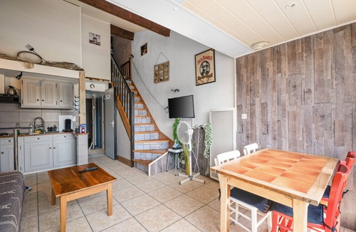 Le Brusc Apartment | Apartment 'T2 5 Minutes from the Beach' with Wi-Fi and Air Conditioning