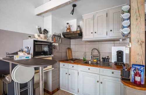 Le Brusc Apartment | Apartment 'T2 5 Minutes from the Beach' with Wi-Fi and Air Conditioning