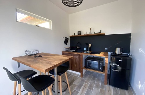 Le Brusc Apartment | Apartment 'L'appartement' with Private Terrace, Wi-Fi and Air Conditioning