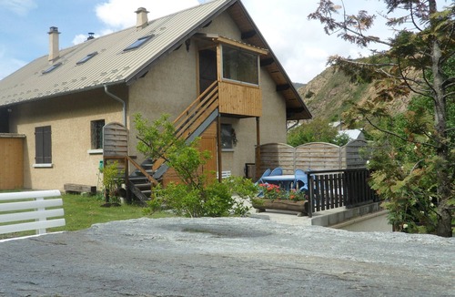 Saint-Martin-de-Queyrieres Apartment | Apartment in a quiet village