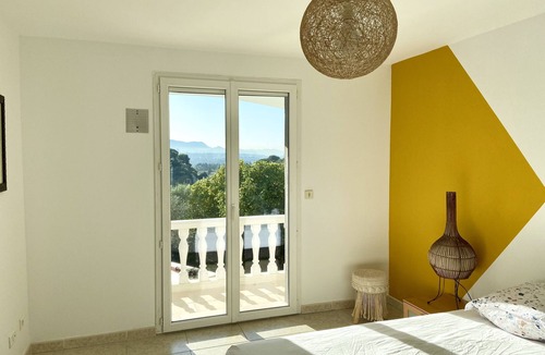 13th Arrondissement Apartment | Apartment in a villa with swimming pool in the hills above Marseille