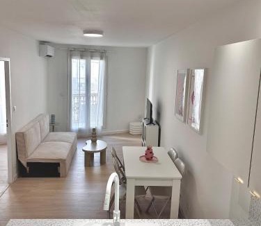 Frontignan Apartment | Apartment in downtown Frontignan