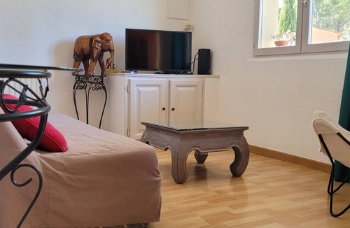 Trans-en-Provence Apartment | Apartment in a villa in the heart of Provenc!