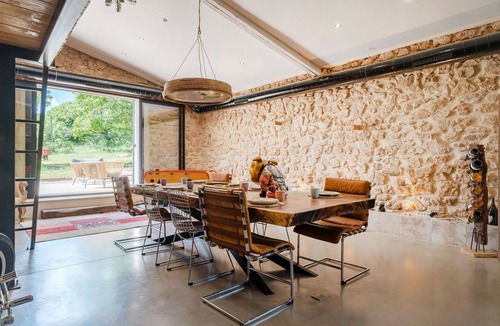 Esparron Apartment | Apartment 'La Bergerie' with Shared Pool, Wi-Fi and Air Conditioning