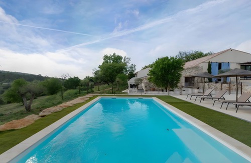 Esparron Apartment | Apartment 'La Bergerie' with Shared Pool, Wi-Fi and Air Conditioning