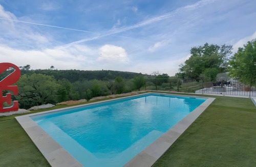 Esparron Apartment | Apartment 'La Bergerie' with Shared Pool, Wi-Fi and Air Conditioning
