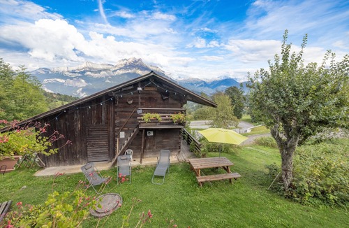 Cordon Apartment | Apartment 'La Charbonnière 2' with Mountain View, Private Terrace and Wi-Fi