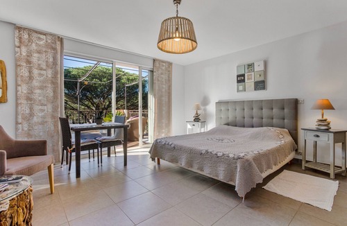 Sainte-Maxime Apartment | Apartment “La Suite - Le Mas Du Soleil” with Sea View, Wi-Fi and Air Conditioning