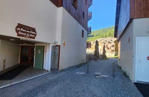 Puy-Saint-Vincent Apartment | Apartment 'Le Parc Aux Étoiles 1800' with Mountain View, Balcony and Wi-Fi